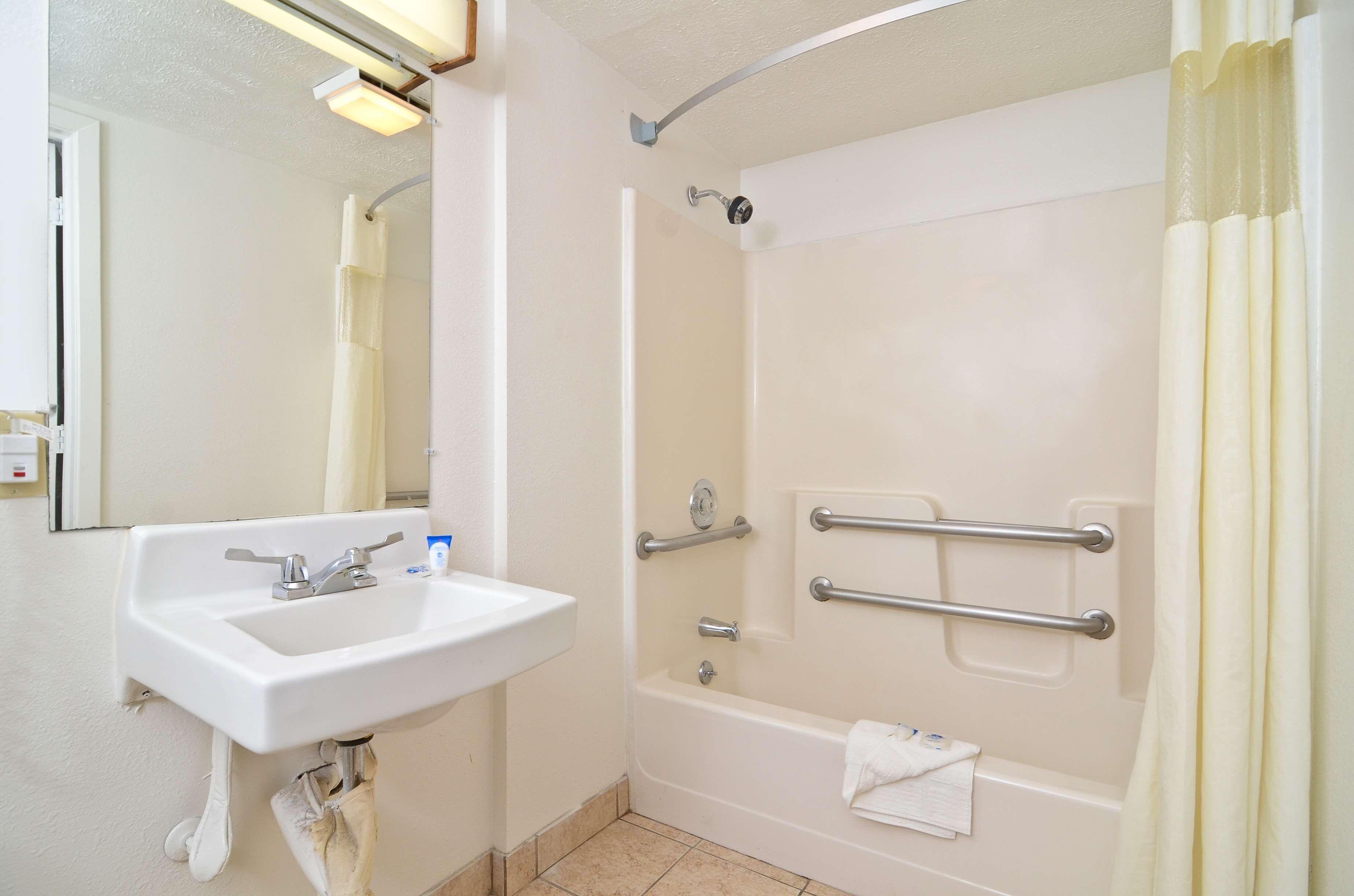 Queen Room - Disability Access/Non-Smoking