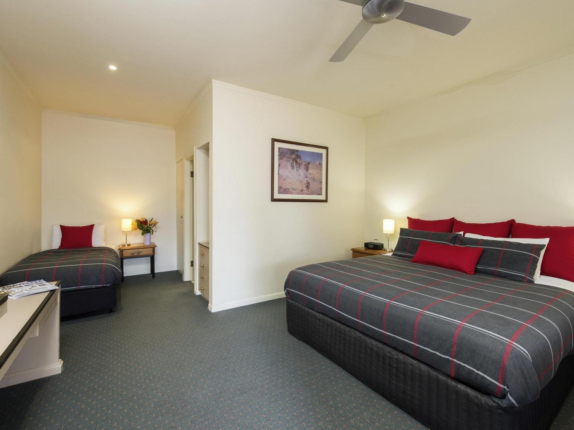 Executive Suite with One King Bed and Sofa,1717019982:JPEG