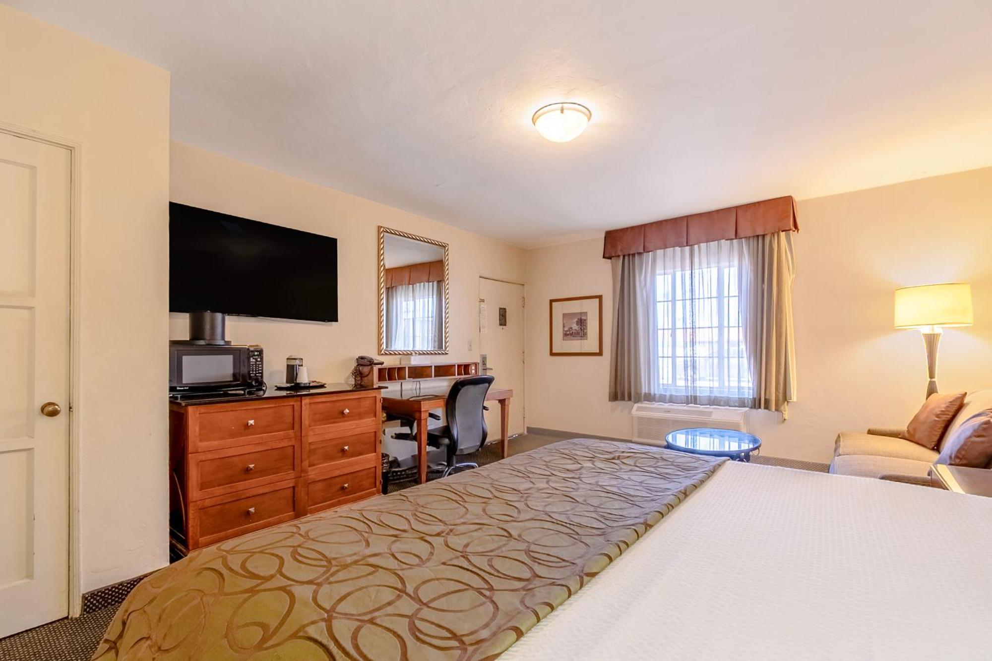 Executive Suite-Non-Smoking