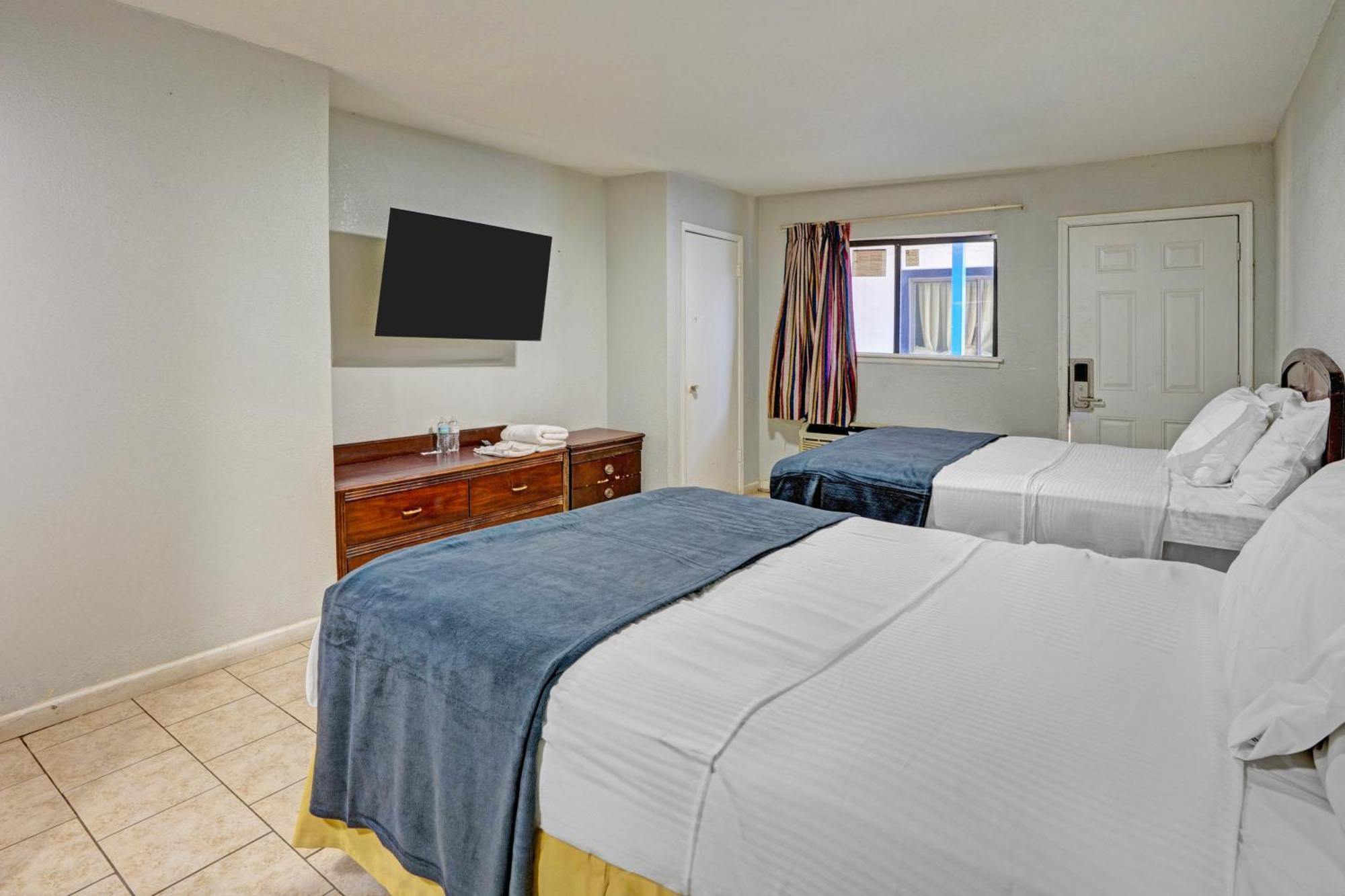 2 Queen Beds with Kitchenette Non-Smoking