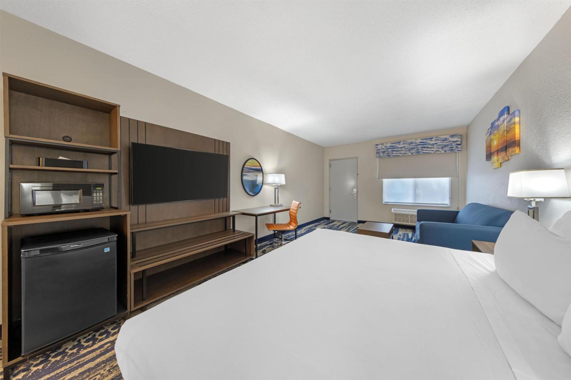 Junior King Suite - Non-Smoking
