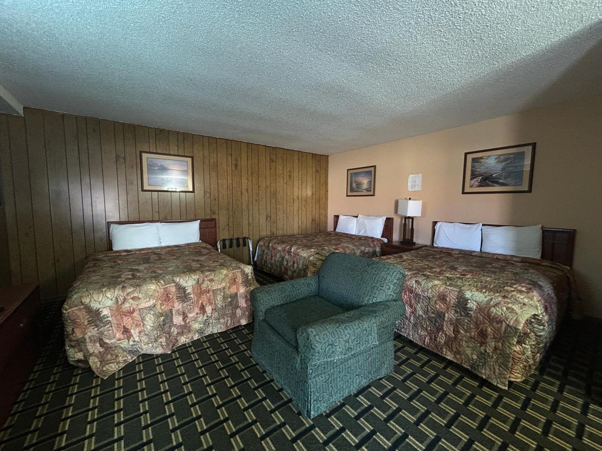 3 Queen Beds Non-Smoking
