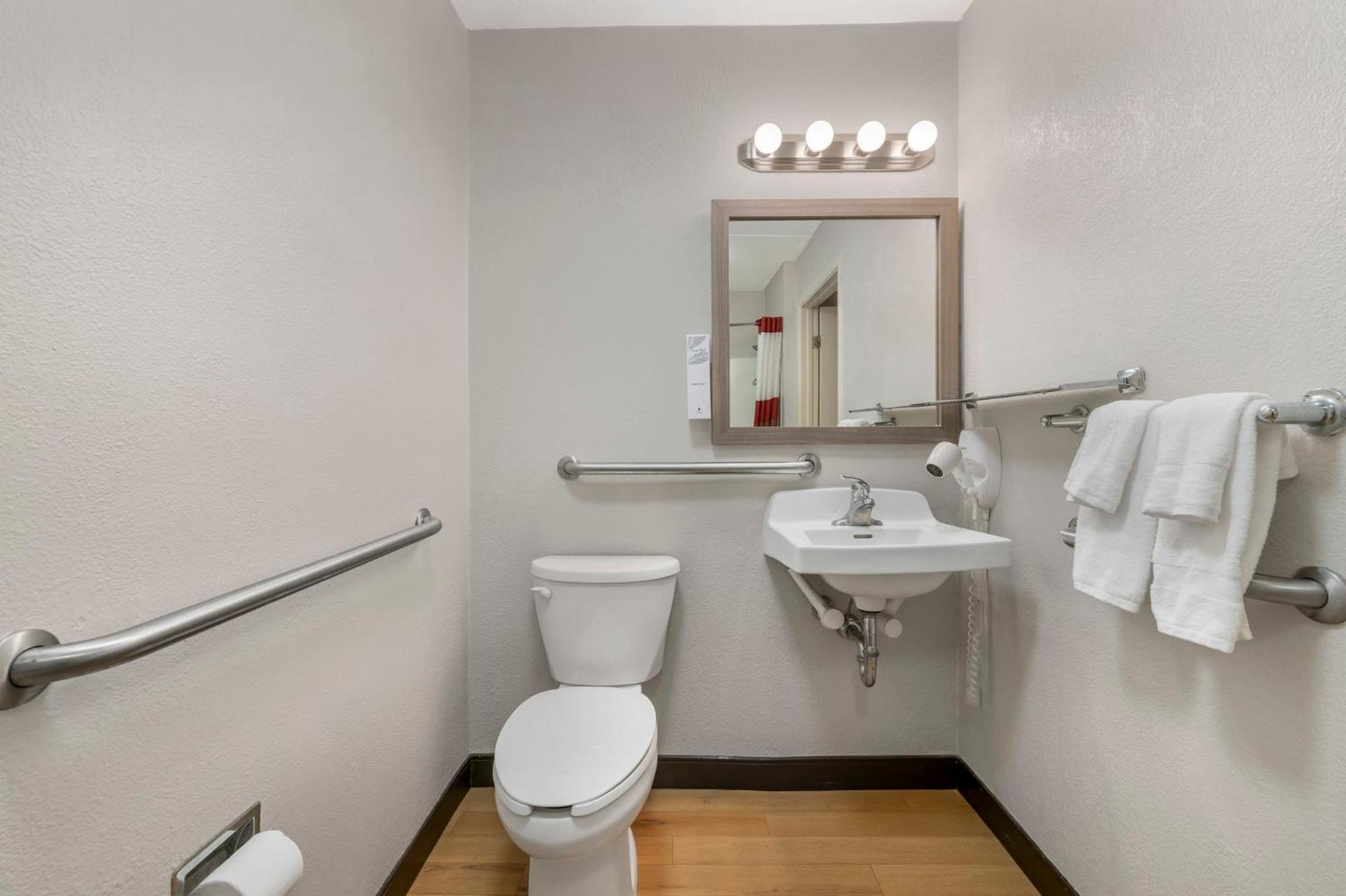 Superior King Room Disability Access Roll-ln Shower Smoke Free