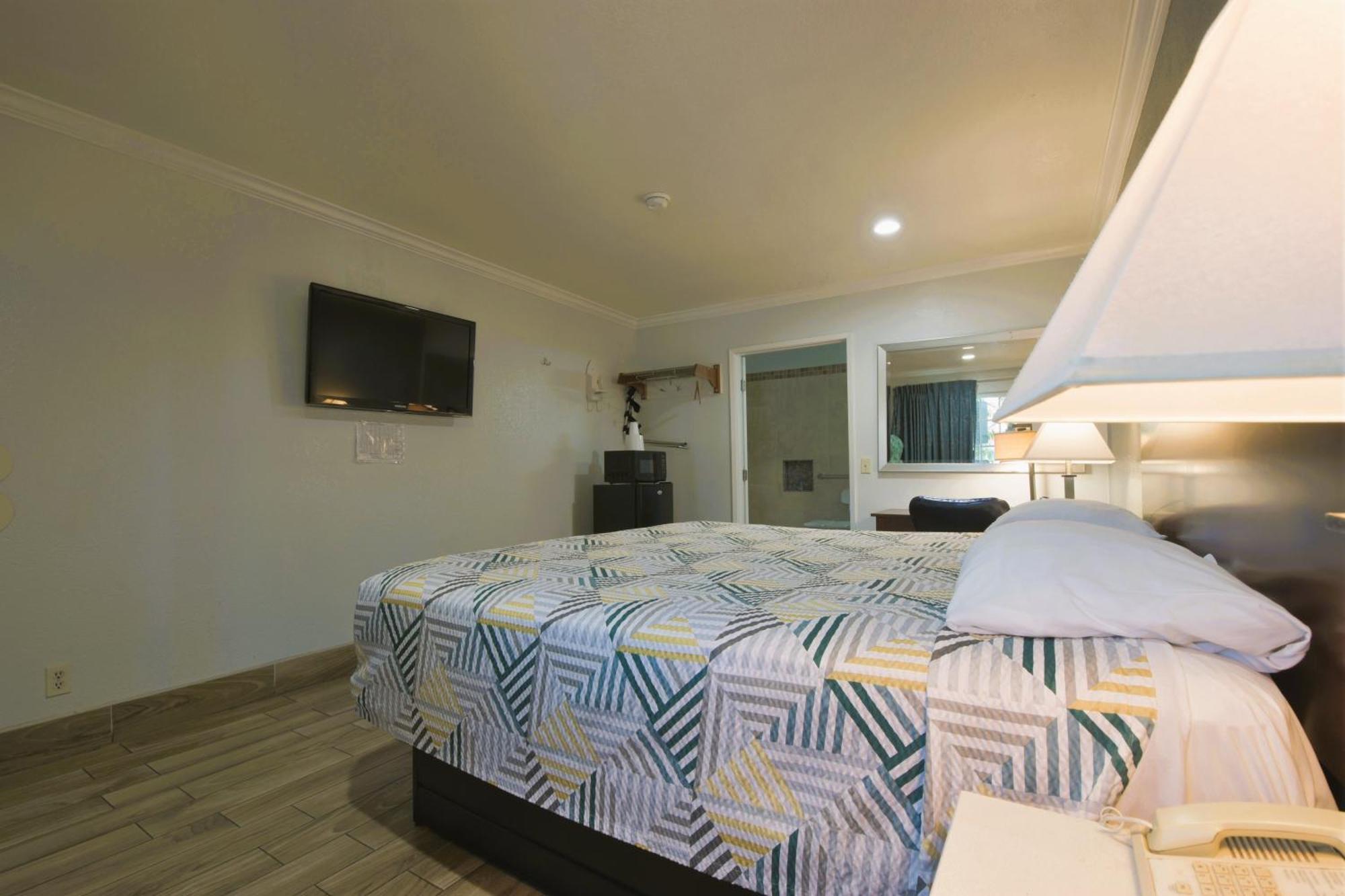 King Room with Roll-In Shower - Disability Access