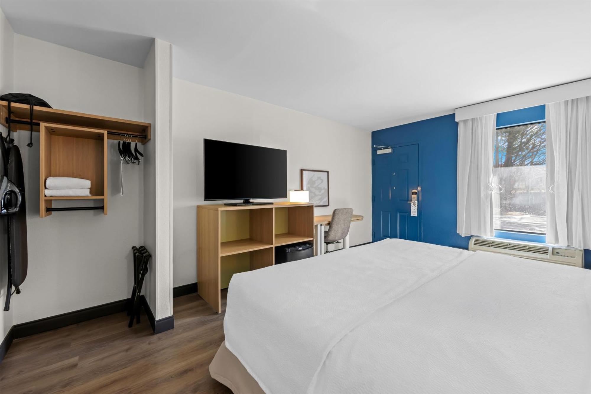 King Room with Bath Tub - Mobility/Hearing Access