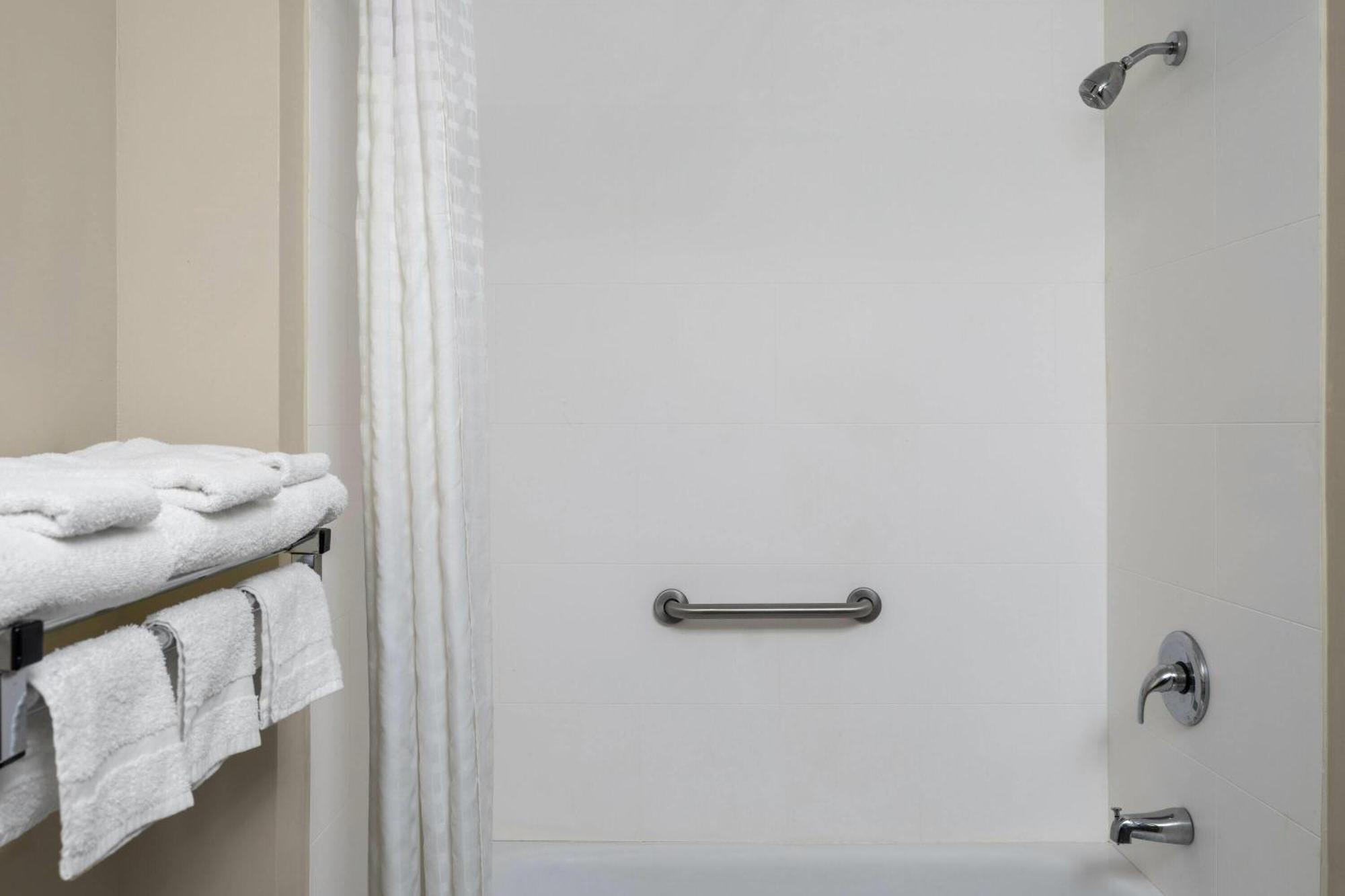 Queen Room with Bath Tub - Mobility Accessible/Non-Smoking