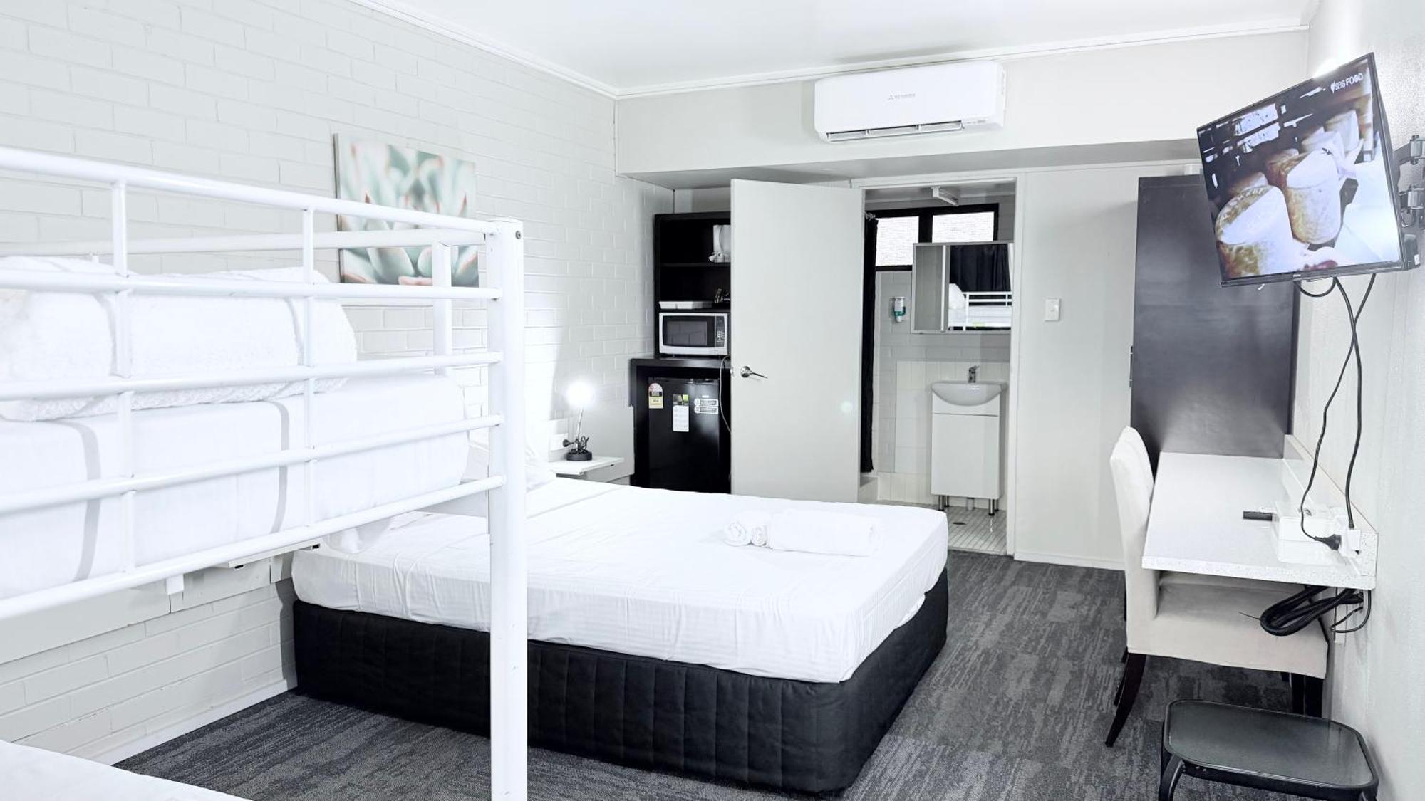 Family Room,1742779386:JPEG