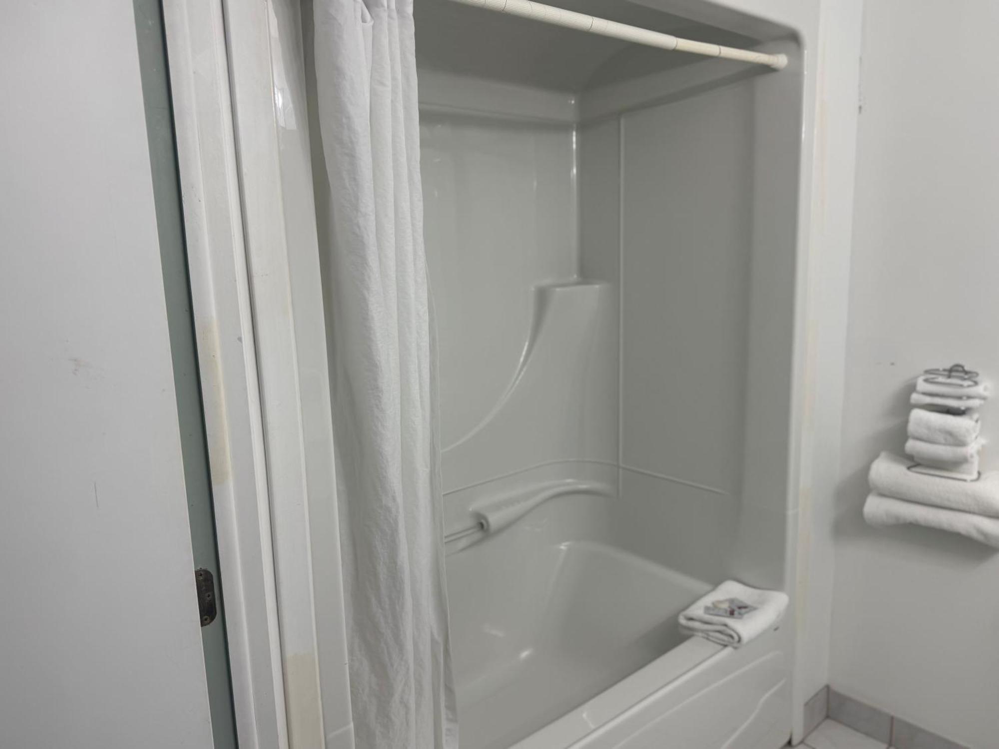 Queen Room with Mobility Access and Bathtub with Grab Bars, Non-Smoking,1746951471:JPEG