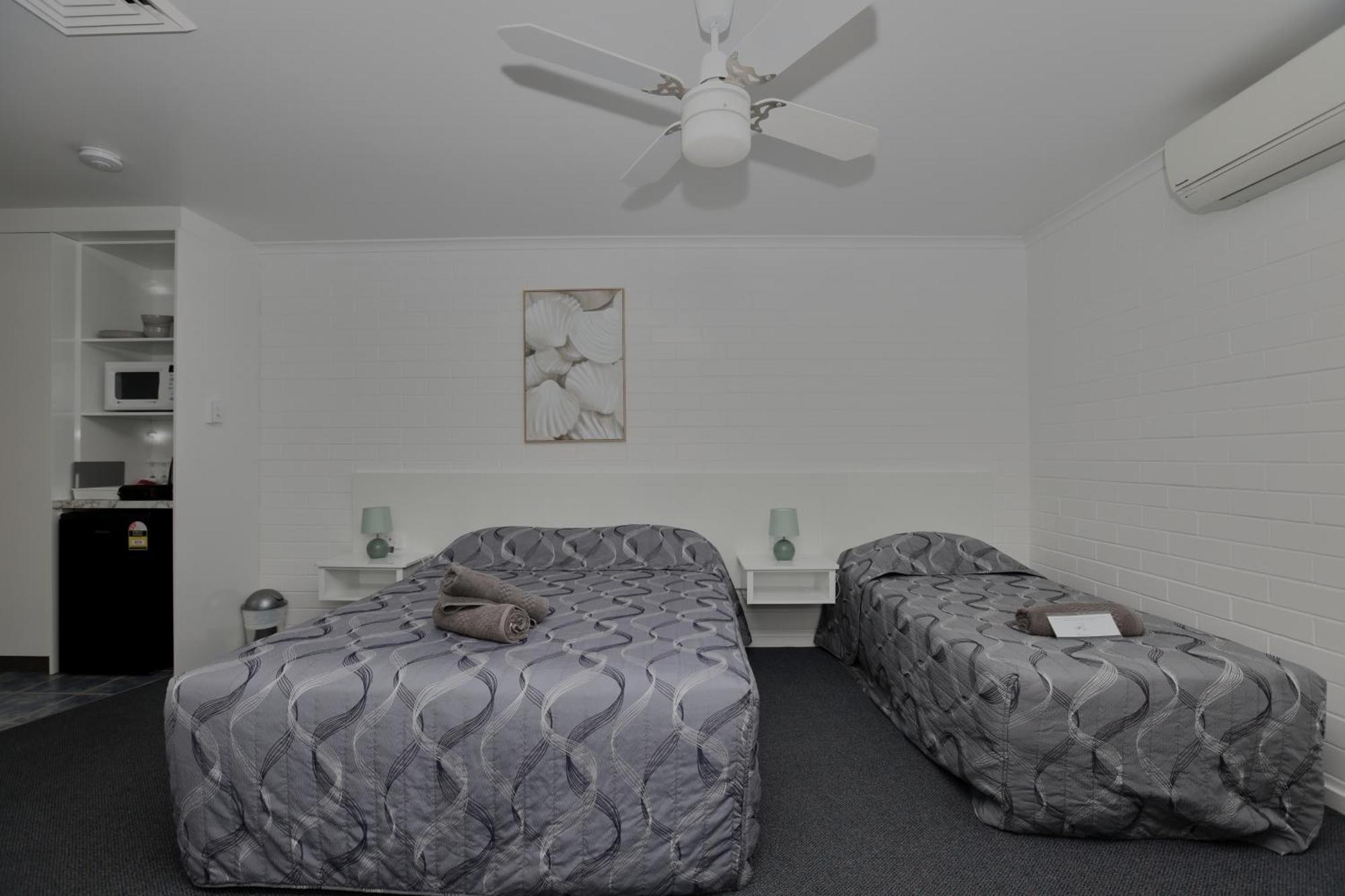 Twin Room,1756551684:JPEG