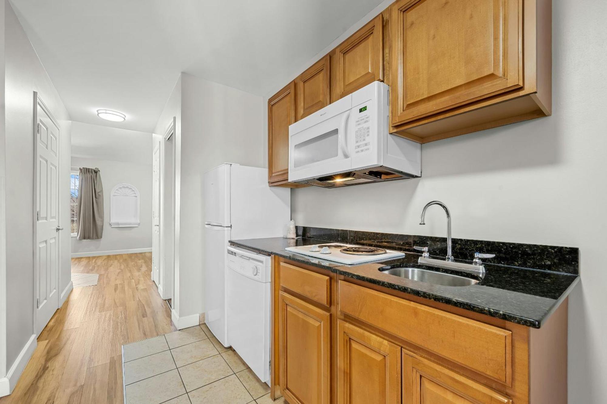 Suite with Two Double Beds - Kitchenette - Non-Smoking