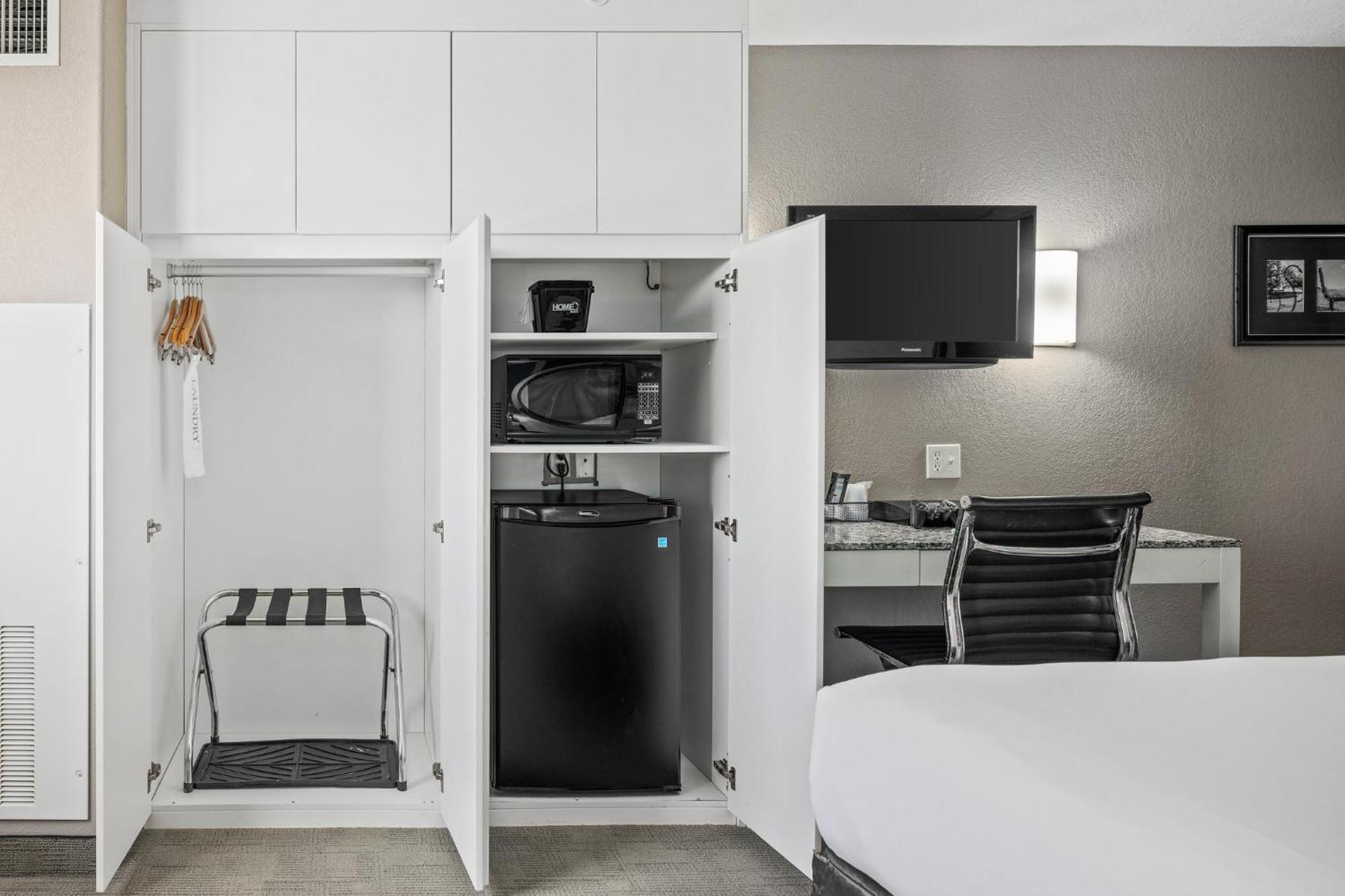 Queen Suite with Kitchenette