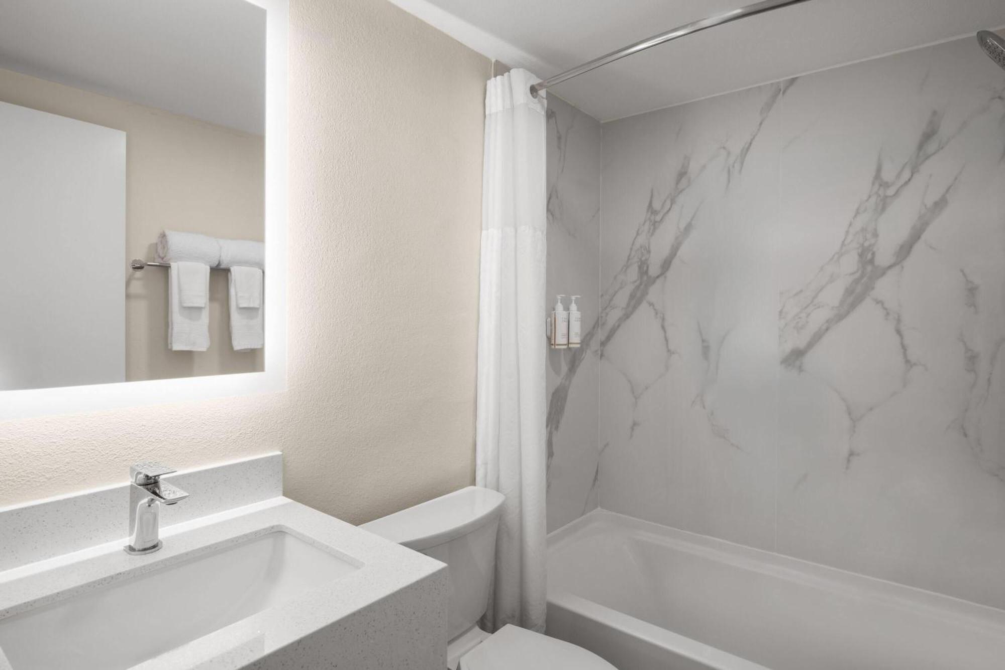 Deluxe King Suite with Kitchenette - Non-Smoking