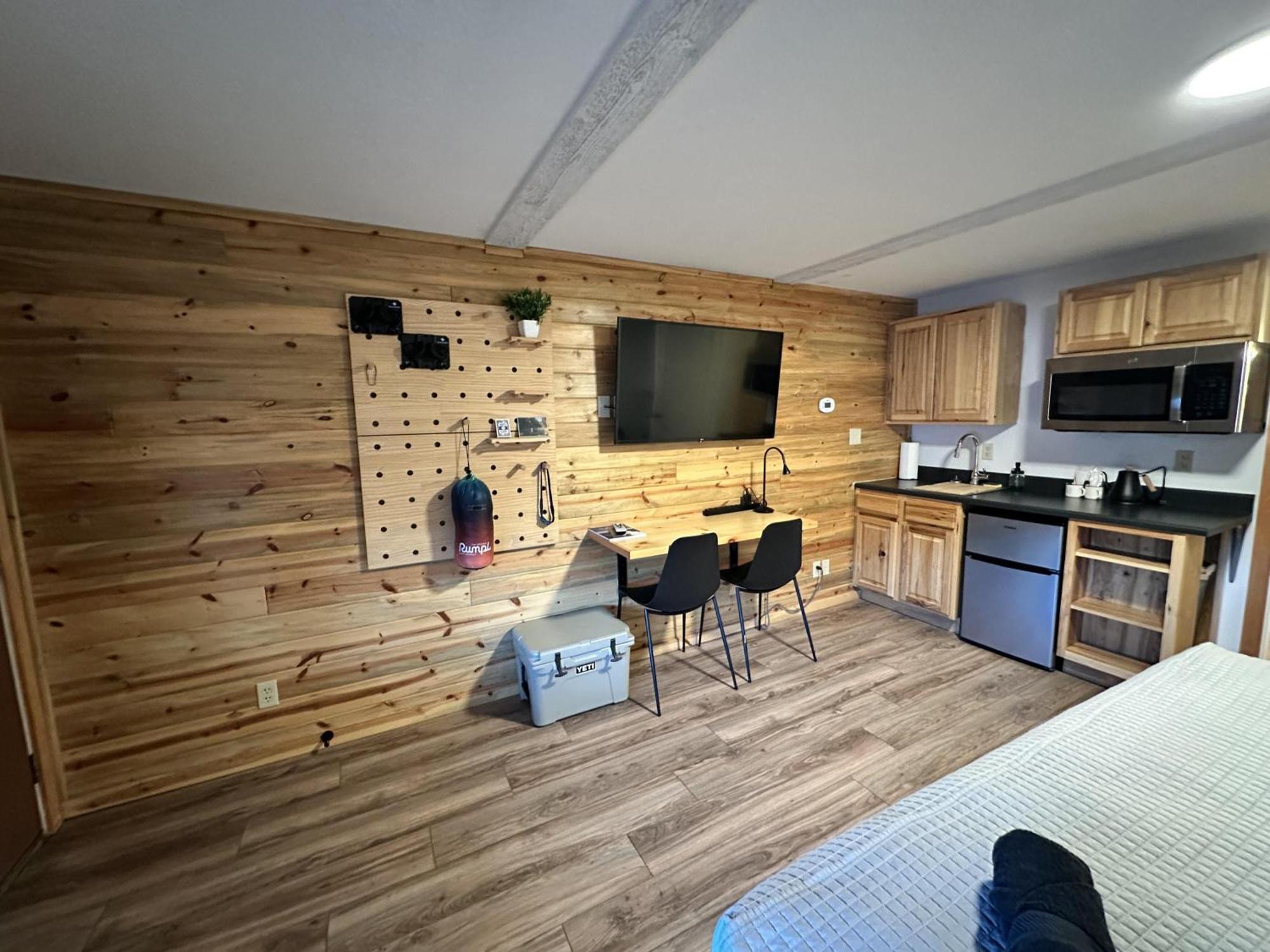 Large Deluxe King Room - Non-Smoking