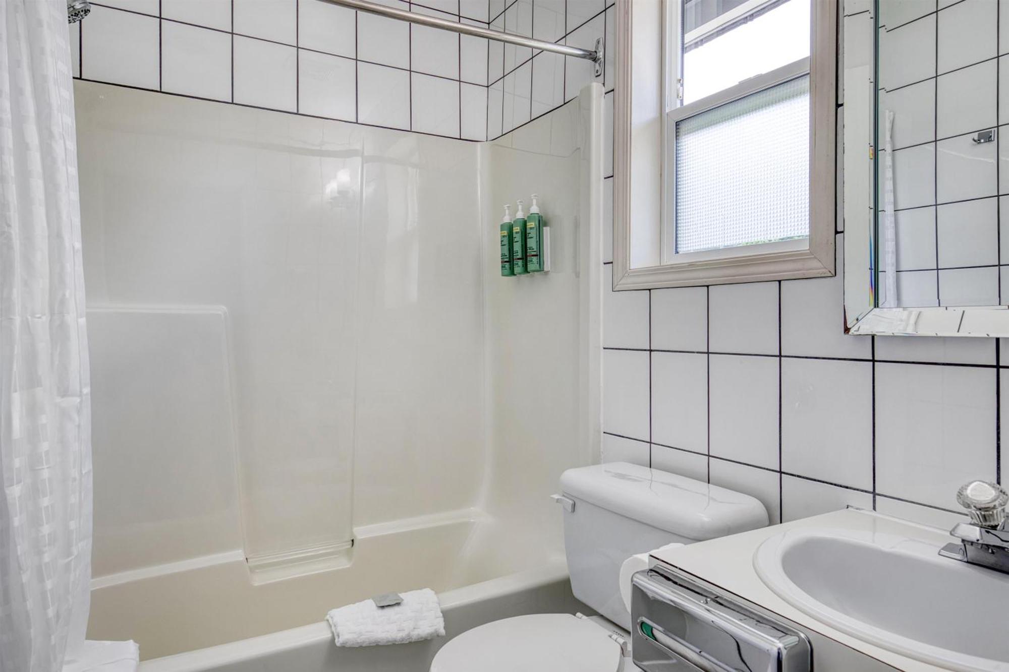 Queen Room with Mountain View - Pet Friendly
