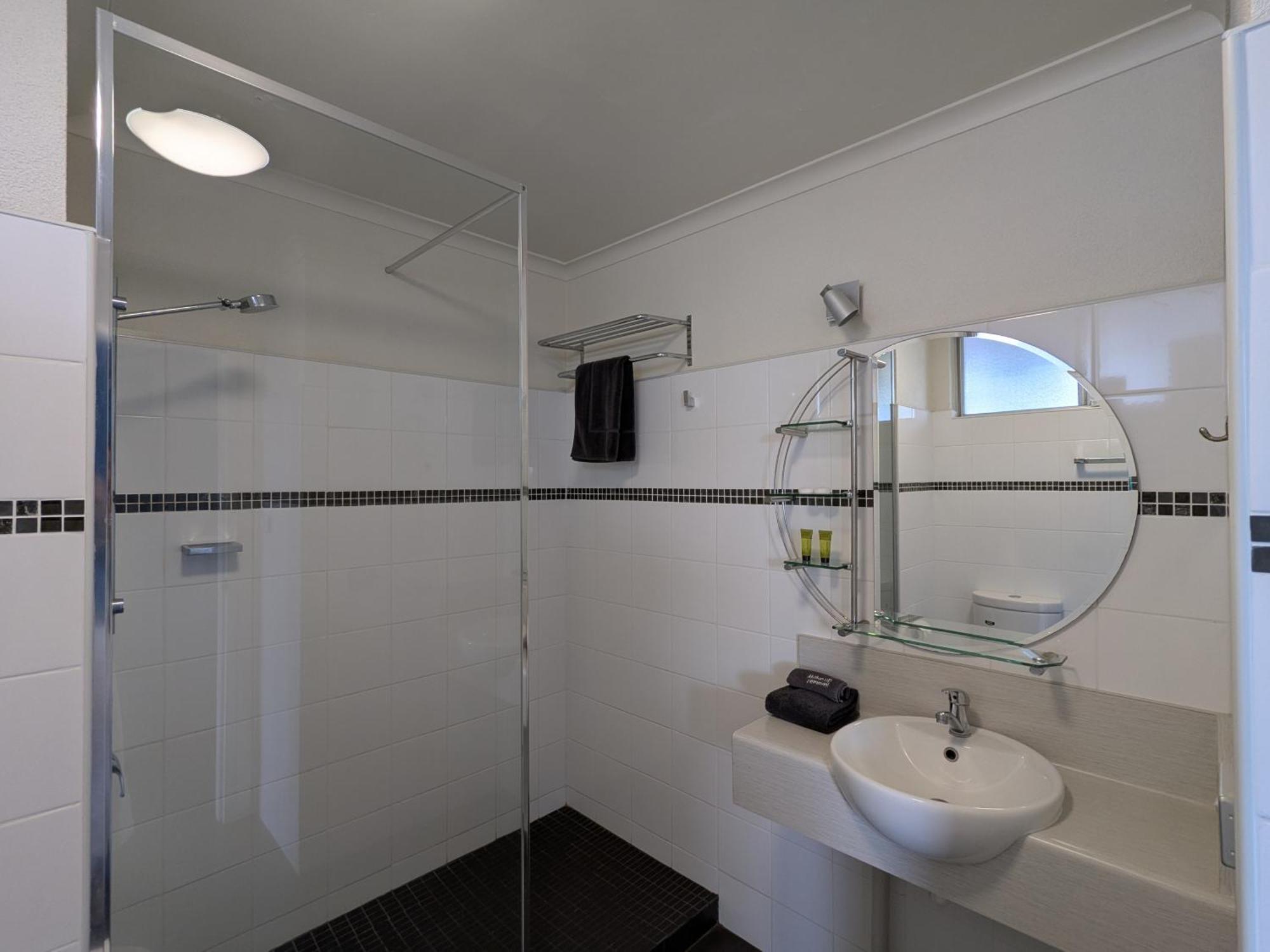 Business Queen Room