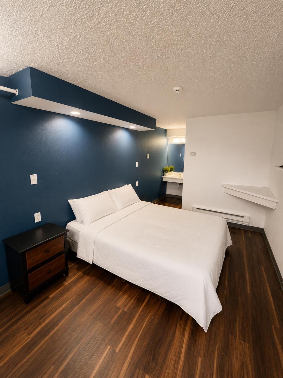 Queen Room - Non-Smoking
