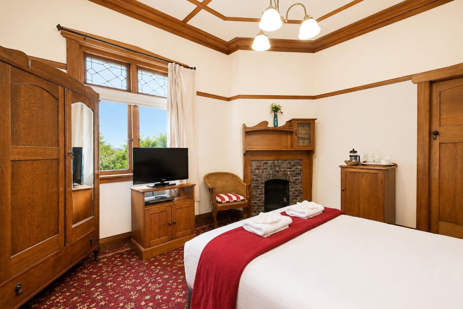 Lodge Queen Room with Spa Bath