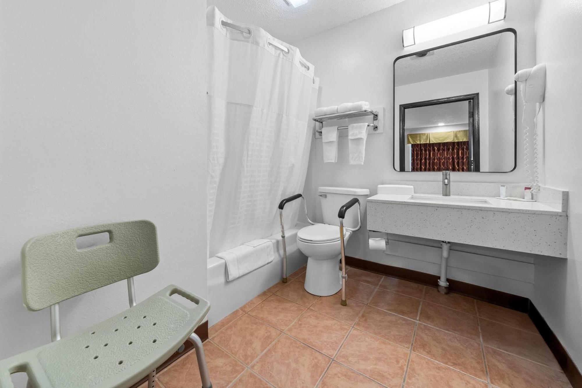 Queen Room - Disability Access/Non-Smoking