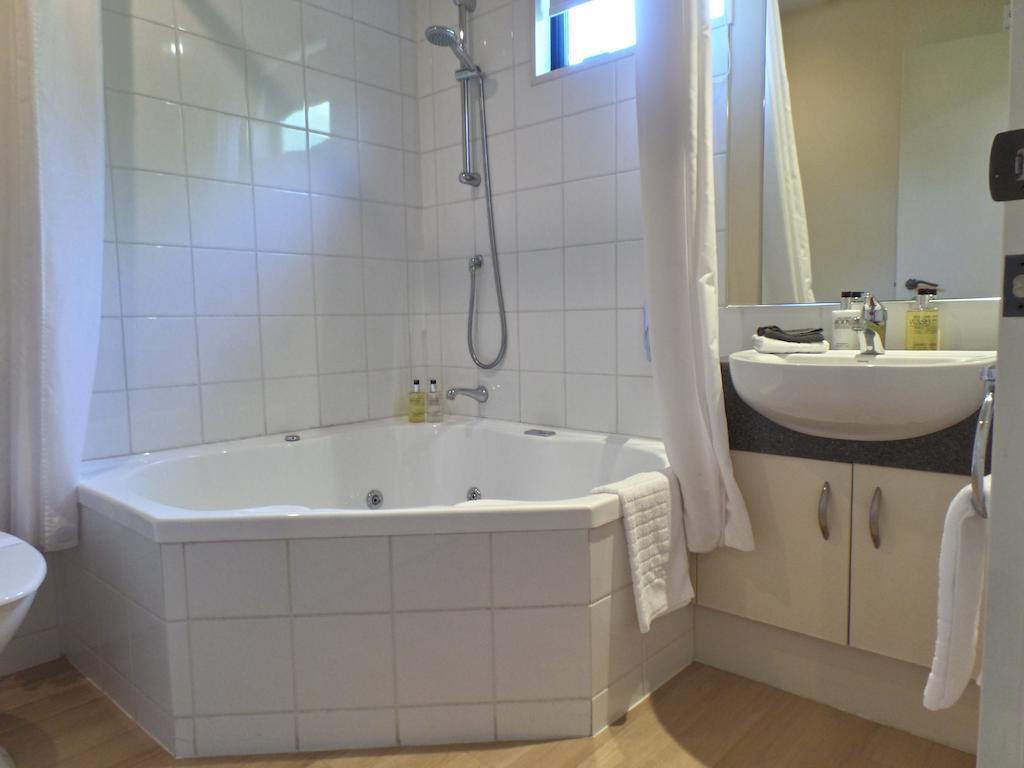 Studio with Spa Bath,762412603:JPEG