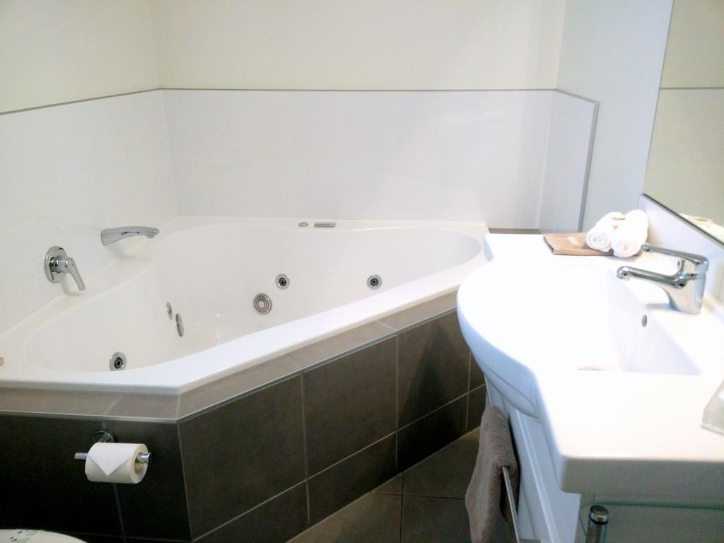 Two-Bedroom Apartment Spa Bath,1162149174:JPEG