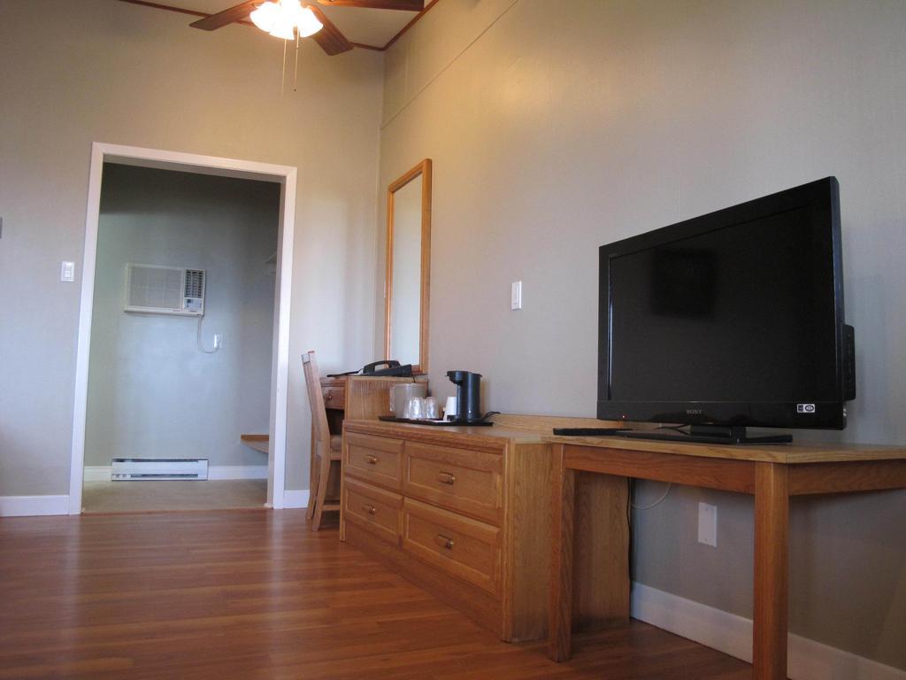 Deluxe Double Room with Two Double Beds - No pets allowed