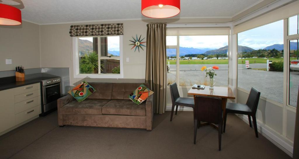 One-Bedroom Apartment with Lake View