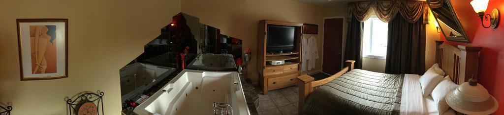 Queen Room with Hot Tub - Non-Smoking