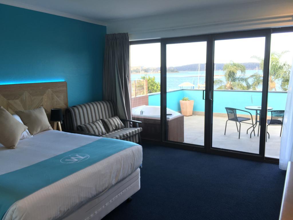 Executive Queen Spa Room with Water View