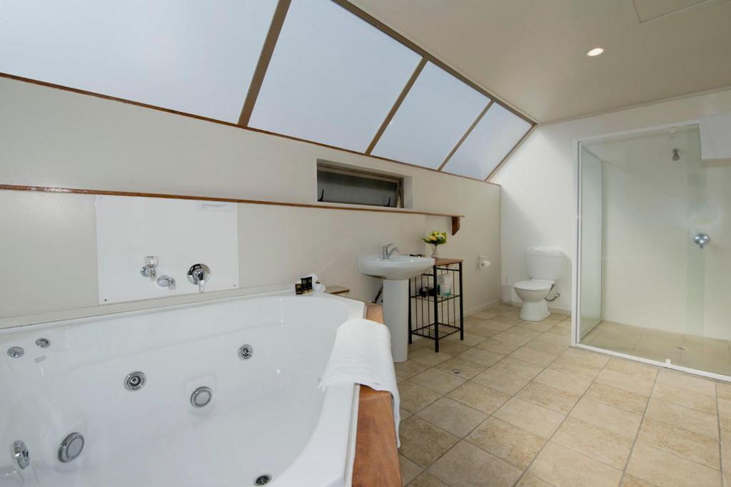 King Studio with Spa Bath,39665155:JPEG