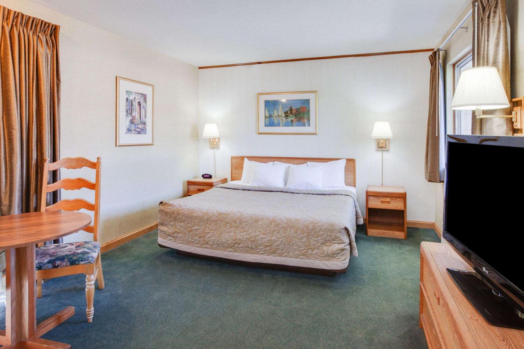Lakefront Superior King Room - Non-Smoking