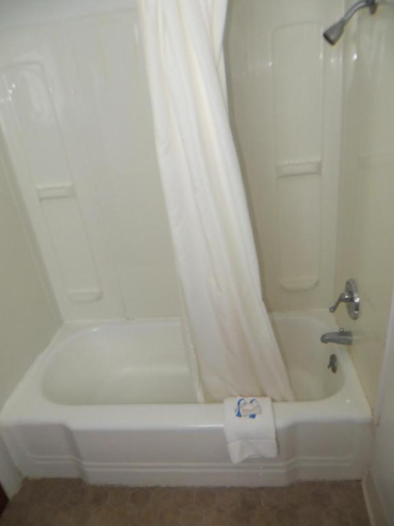 Two Queen Beds - Lakefront Bridgeview