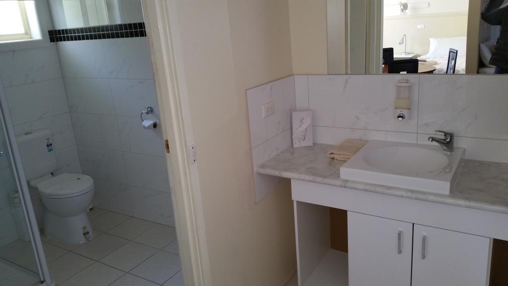 Family Room,435104160:JPEG