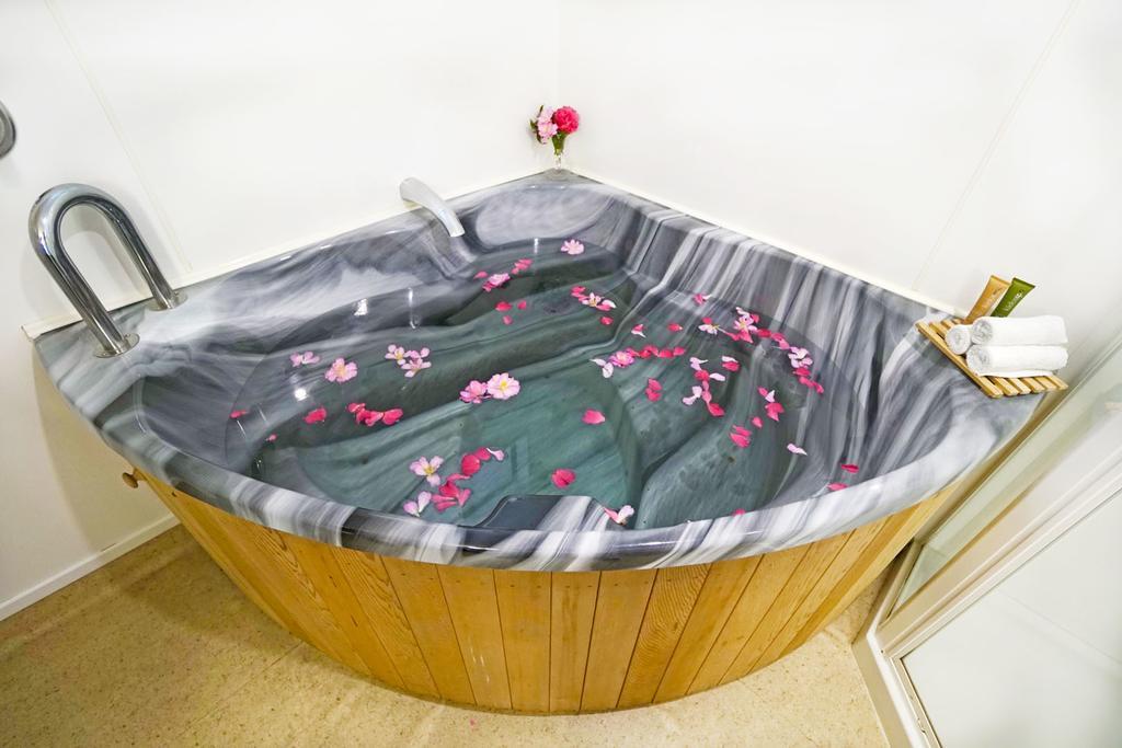 Studio with Hot Tub (3 Adults)