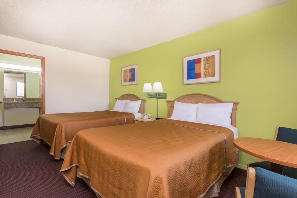 Double Room with Two Double Beds - Disability Access