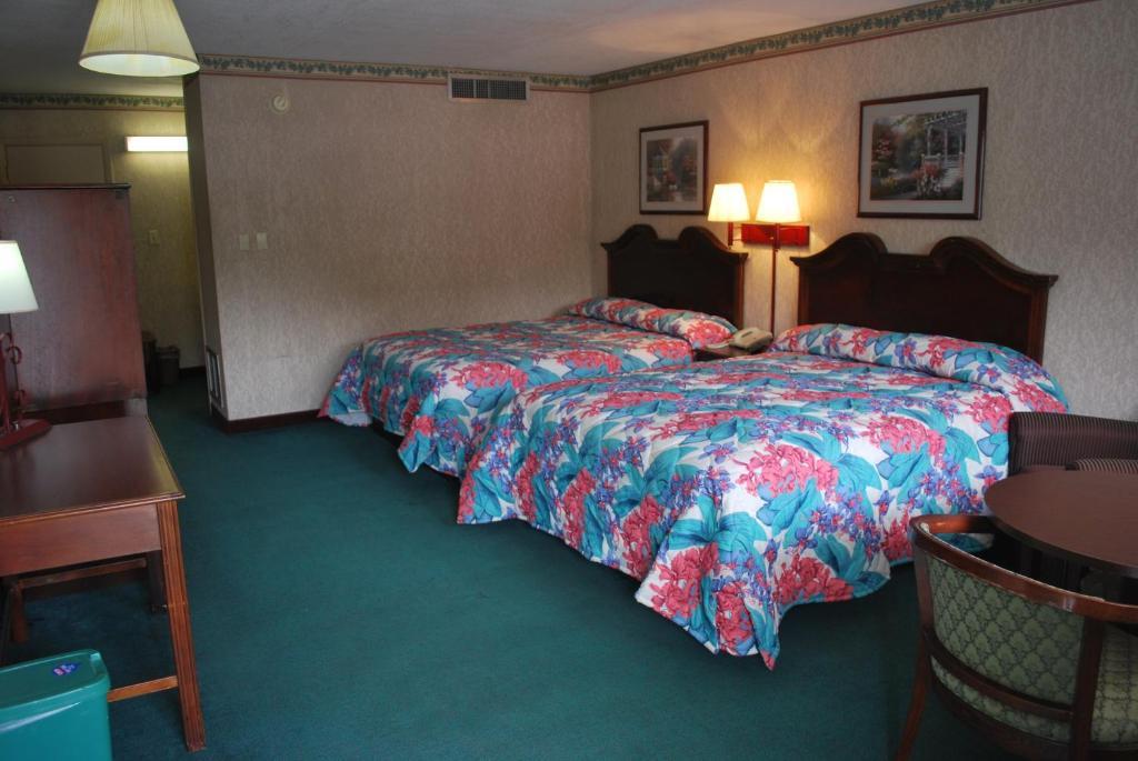 Deluxe Queen Room with Two Queen Beds - Non-Smoking
