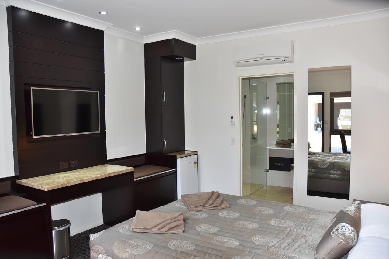 Executive Queen,649180176:JPEG