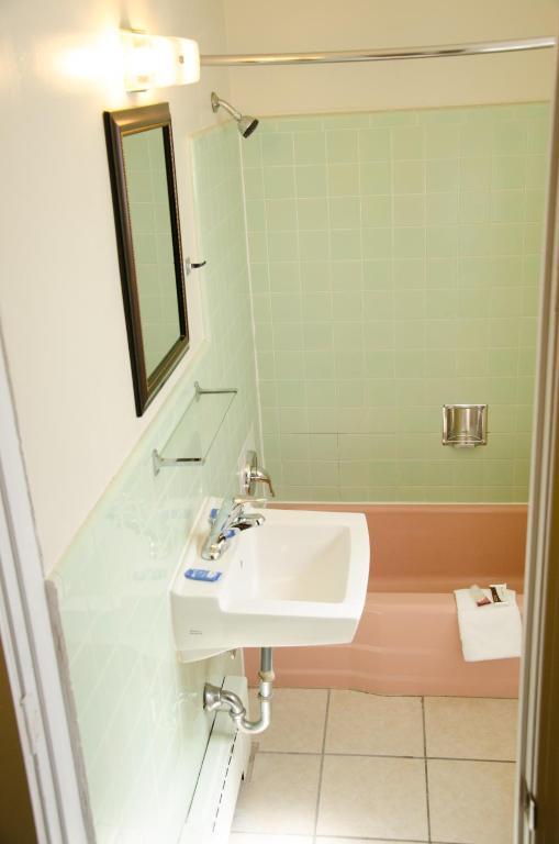 Queen Room with One Queen Bed- Non Smoking
