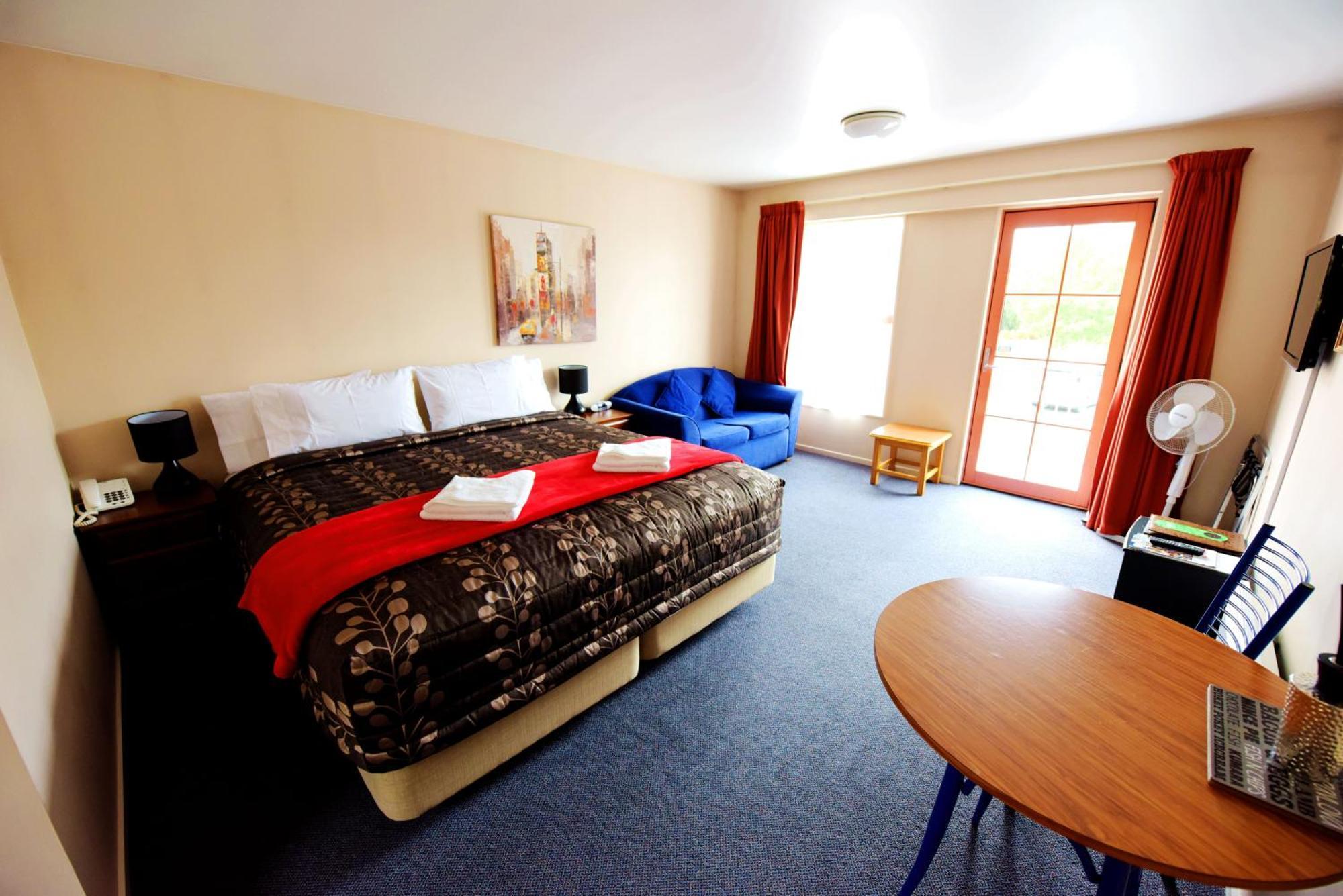 Queen Studio,700399837:JPEG