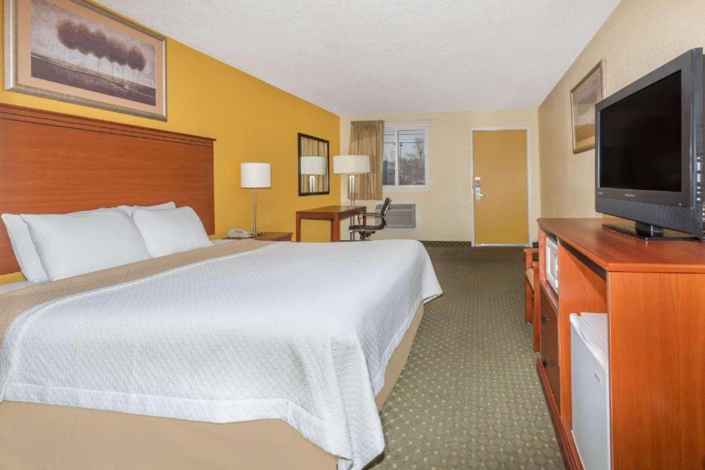 Standard King Room - Non-Smoking - Pet Friendly