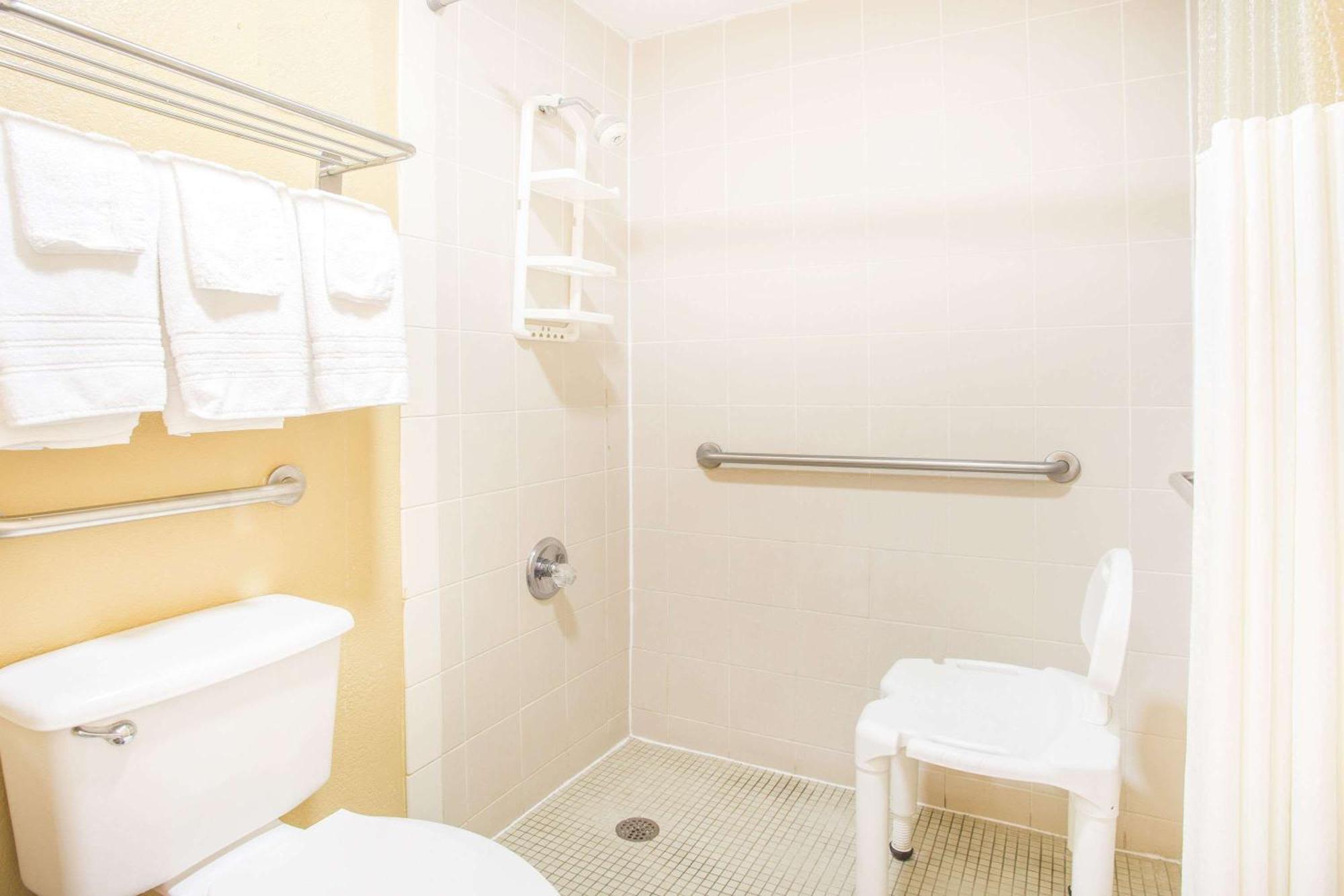 King Room with Bath Tub - Mobility Accessible/Non-Smoking
