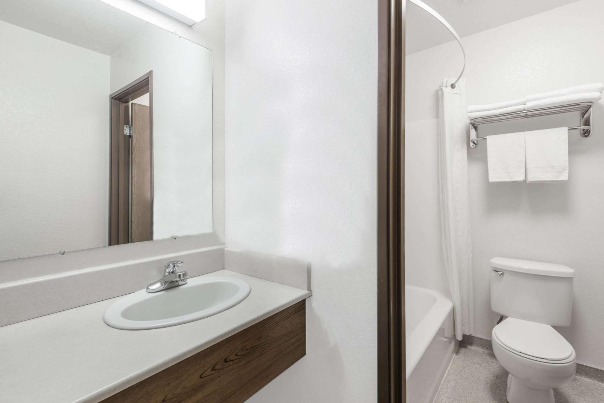 Deluxe Queen Room - Non-Smoking,709632160:JPEG