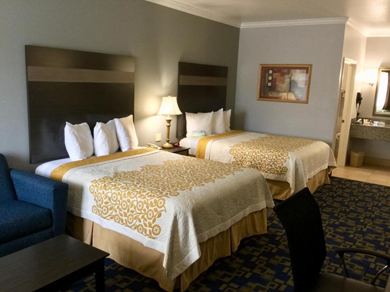 Queen Room with Two Queen Beds and Bath Tub - Mobility/Hearing Access - Non-Smoking