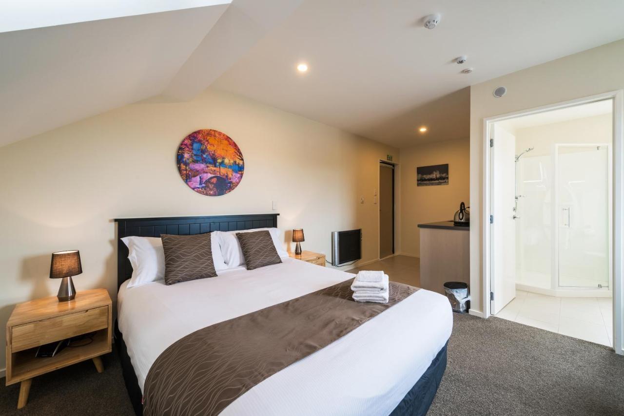 Deluxe Studio,738276751:JPEG