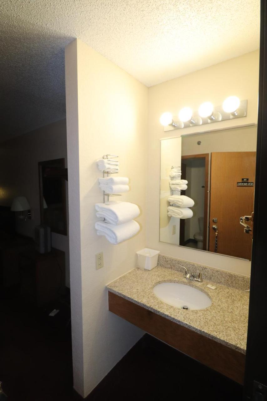 Queen Room - Mobility Access/Non-Smoking