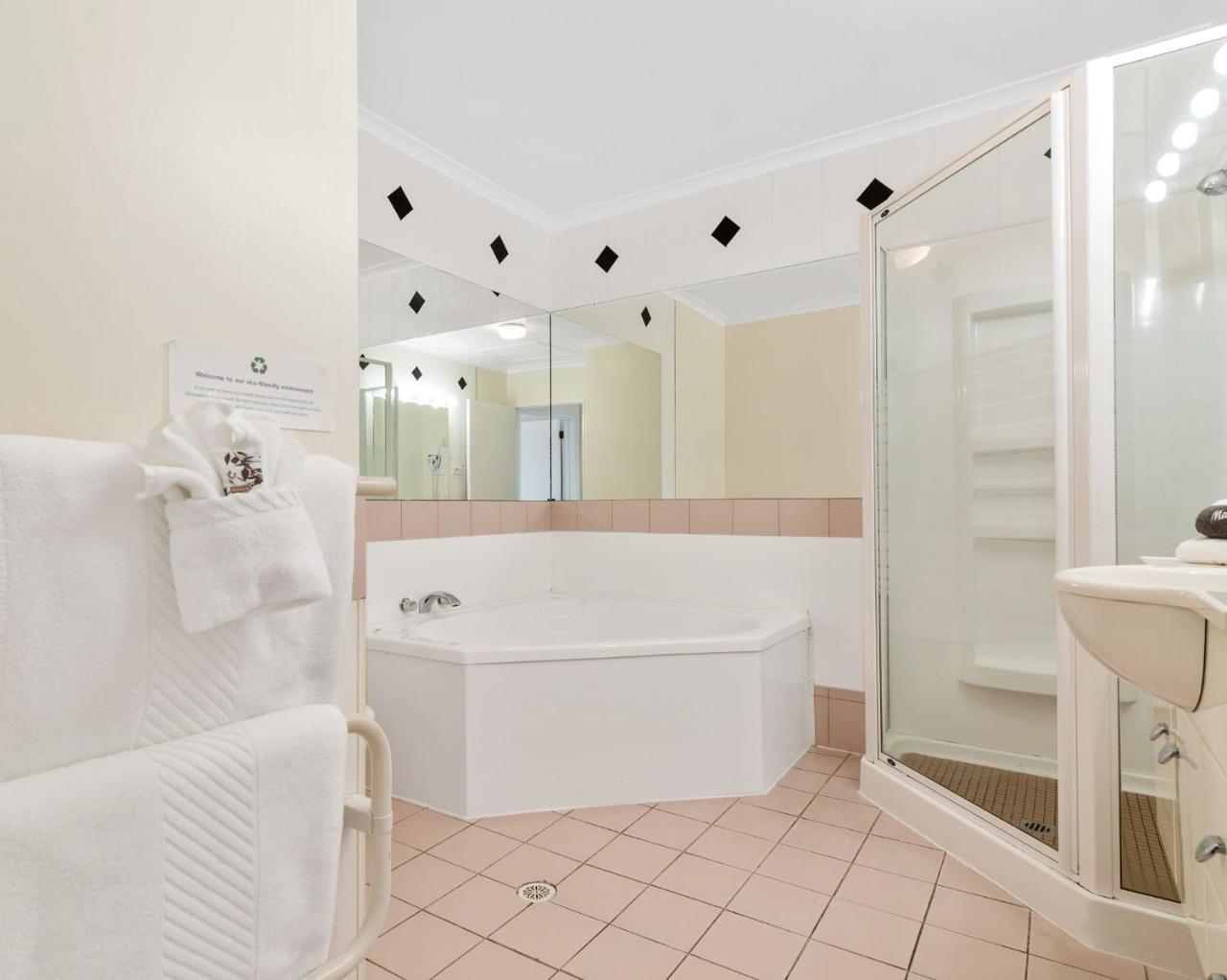 One-Bedroom Bath Suite (3 Adults)