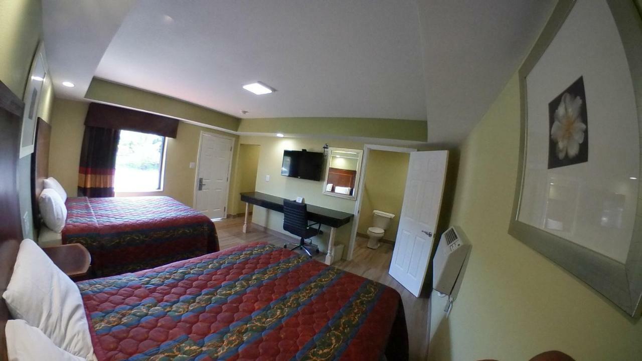 Deluxe, 2 Queen Bed, Non-Smoking