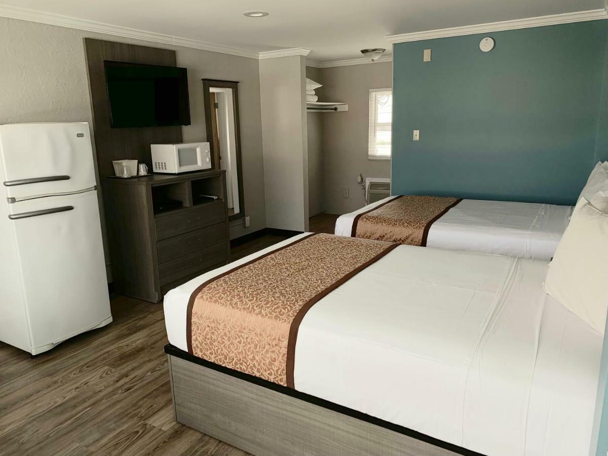 Motel Room Two Double Beds Max 4,799530192:JPEG