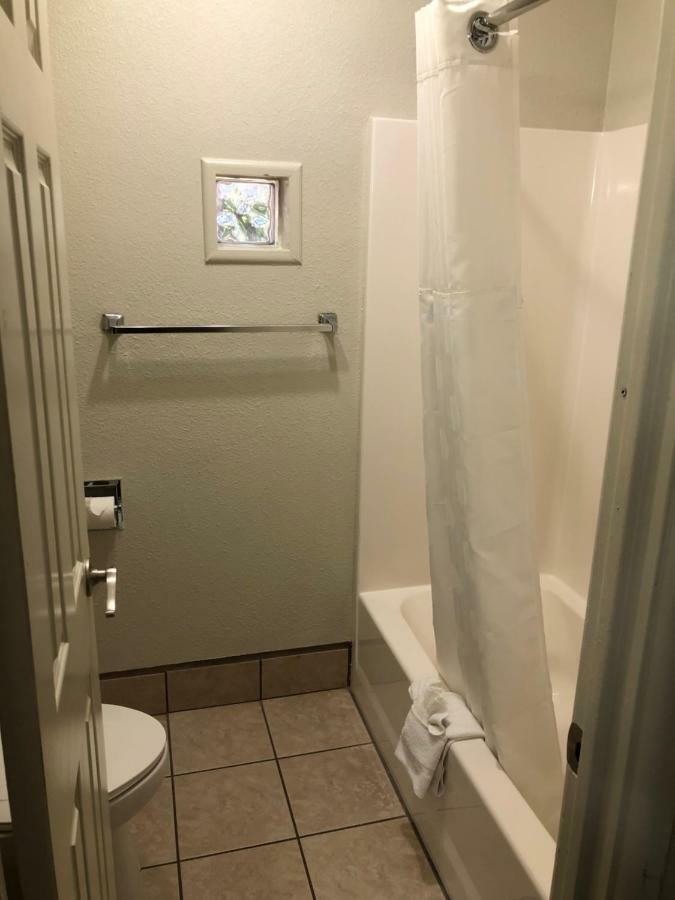 Standard Queen Room - Non-Smoking