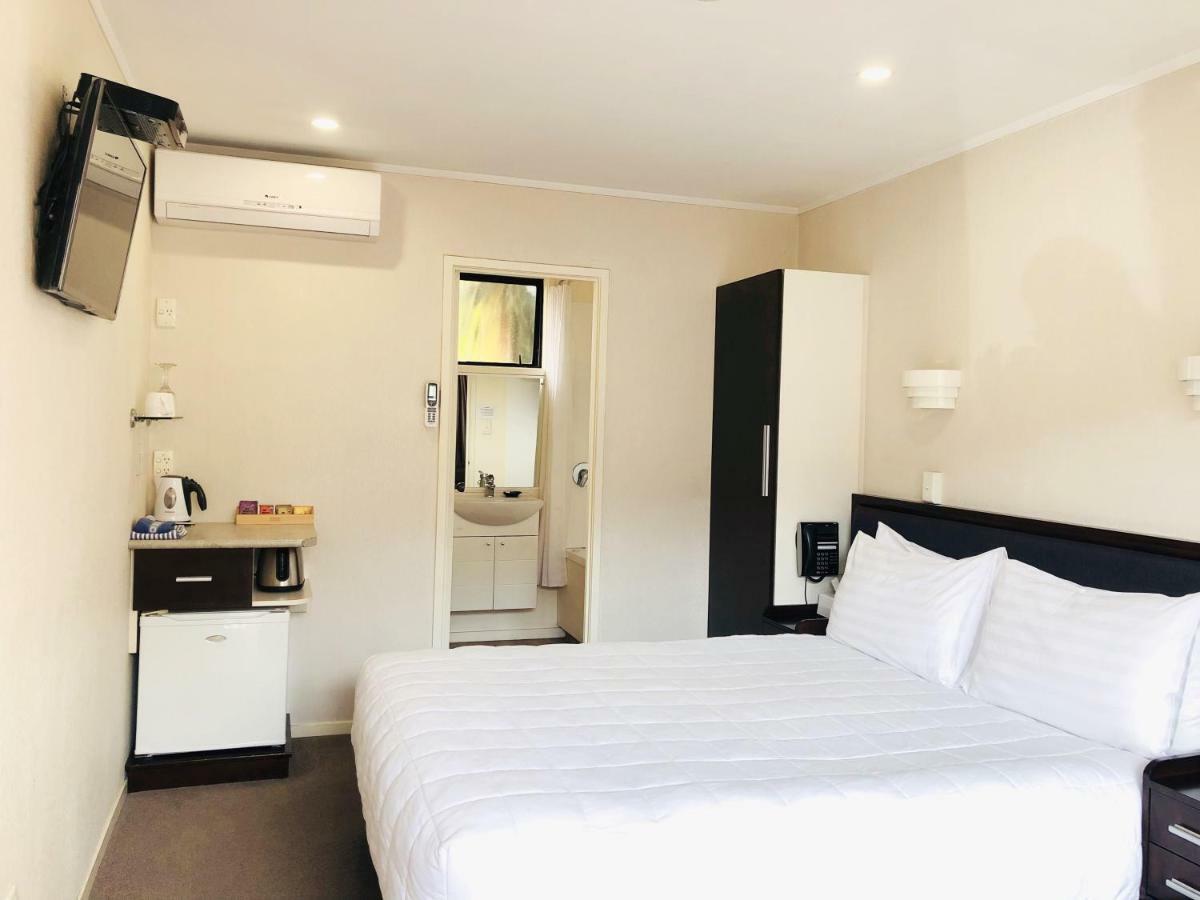 Executive Studio with Bathtub,1221944401:JPEG