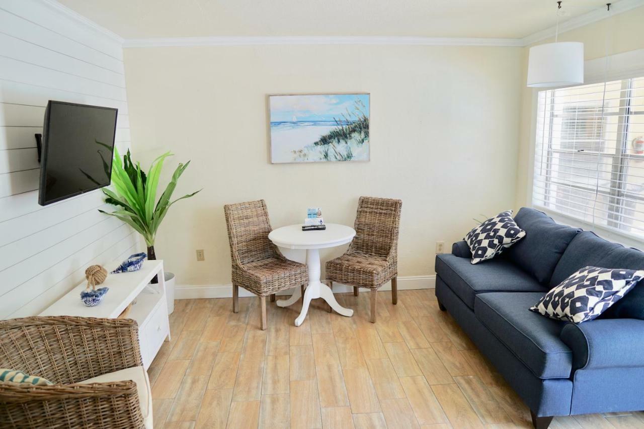 Newly Renovated - Gulf Side Suite - 2 Full Beds